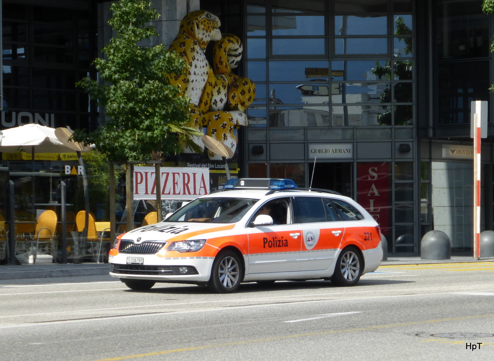 Skoda Polizeiauto unterwegs in Locarno am 23.08.2014