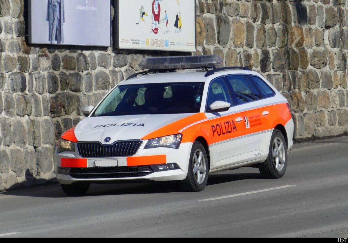 Skoda Polizeiauto unterwegs in St. Moritz am 19.02.2021