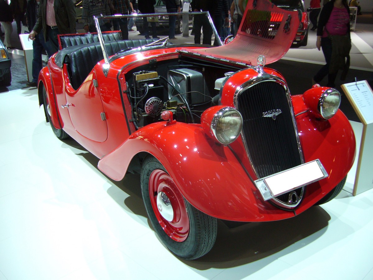 Skoda Popular 420 Roadster. 1934 - 1938. Die Bezeichnung 420 sagt aus, das es sich um einen Wagen mit vier Zylindern und 20 PS handelt. Vom Popular 420 wurden ca. 5.500 Einheiten (alle Karosserievarianten) produziert. Techno Classica am 30.03.2014.