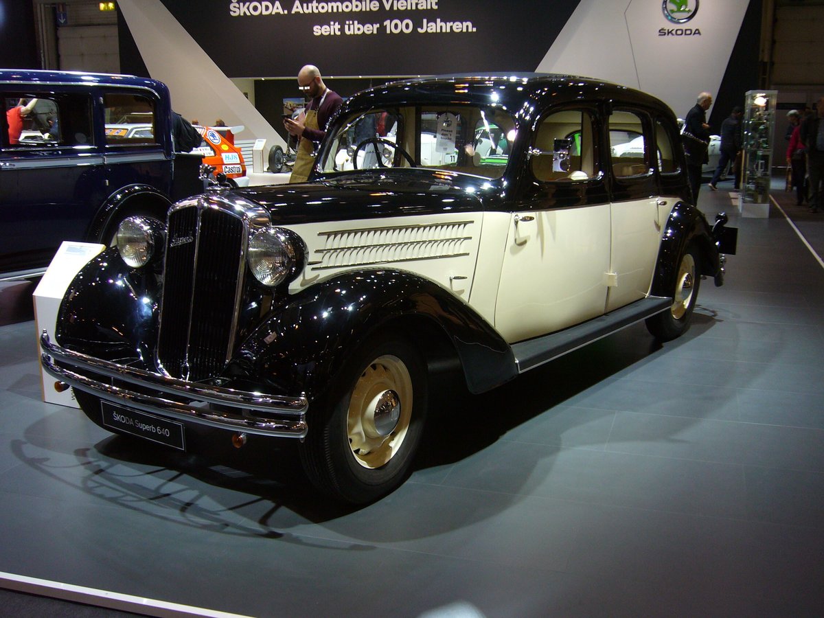 Skoda Superb 640. 1934 - 1936. Der Typ 640 war das erste Skoda-Modell, das die zusätzliche Typenbezeichnung SUPERB trägt. Diese Bezeichnung wird heute noch für das Topmodell der Skoda-Produktpalette genutzt. Bei diesem Modell wurde die gemischte Karosseriebauweise umgesetzt. Auf einen stabilen Rahmen wurde ein Holzskelett aufgebaut, das dann mit Blechpaneelen verkleidet wurde. Nach Werksangaben verkaufte die Firma Skoda während der dreijährigen Produktionszeit, 201 Fahrzeuge dieses Typs. Der 6-Zylinderreihenmotor hat einen Hubraum von 2492 cm³ und leistet 55 PS. Techno Classica Essen am 22.03.2018.