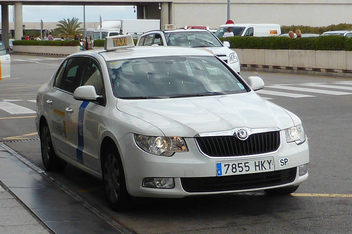 Skoda-Taxi, gesehen am Airport Palma de Mallorca im Mai 2014