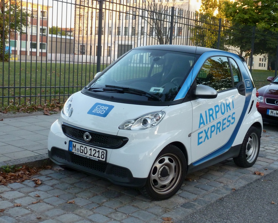 SMART for two  (A 451 2. Facelift) weiß blau CAR2GO AIRPORT EXPRESS München 26,08,2015 