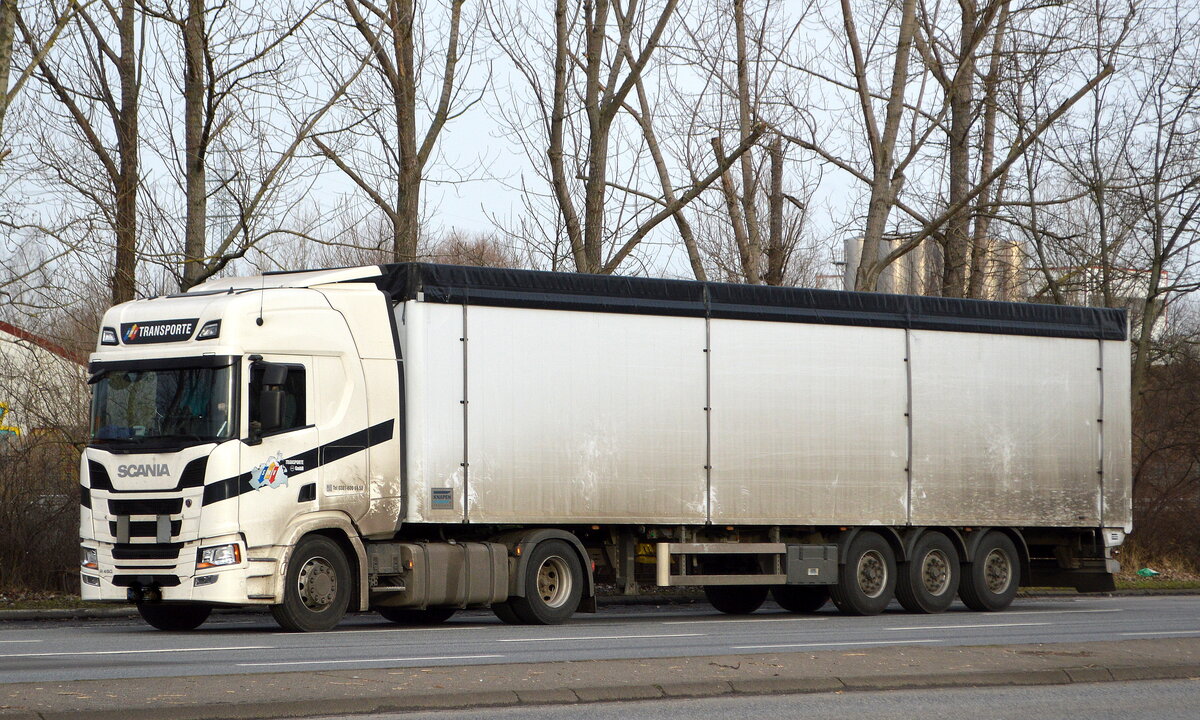 SMV Transporte GmbH aus Rostock mit einem Sattelzug mit Scania R 450 Zugmaschine am 03.02.22 Berlin Marzahn.