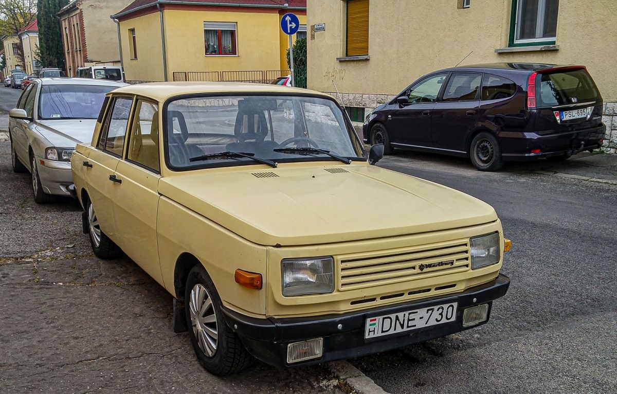 Solche Ostblock-Autos wie dieser Wartburg 353 (Facelift, aus 1987) sind auch schon in Ungarn ganz selten zu sehen. Dieser Exemplar freut sich auf einem schönen Zustand. Foto: 04.2021.