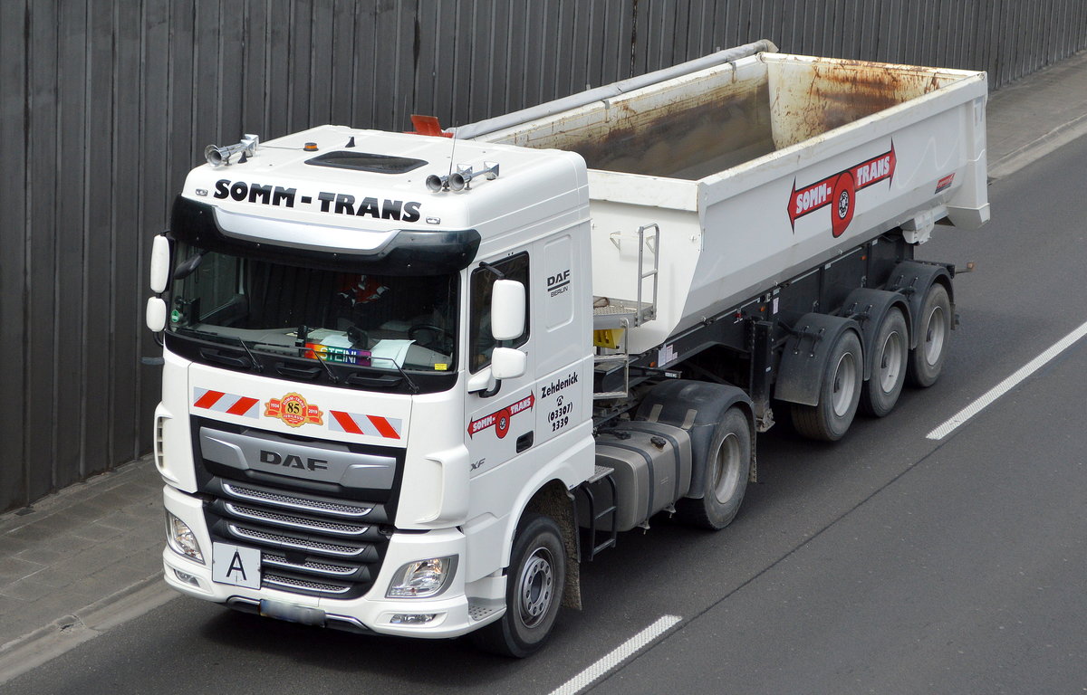 SOMM-TRANS Sommerfeldt GmbH mit einem DAF XF Sattelkipper am 26.04.21 Berliner Stadtautobahn Höhe Knobelsdorffbrücke.