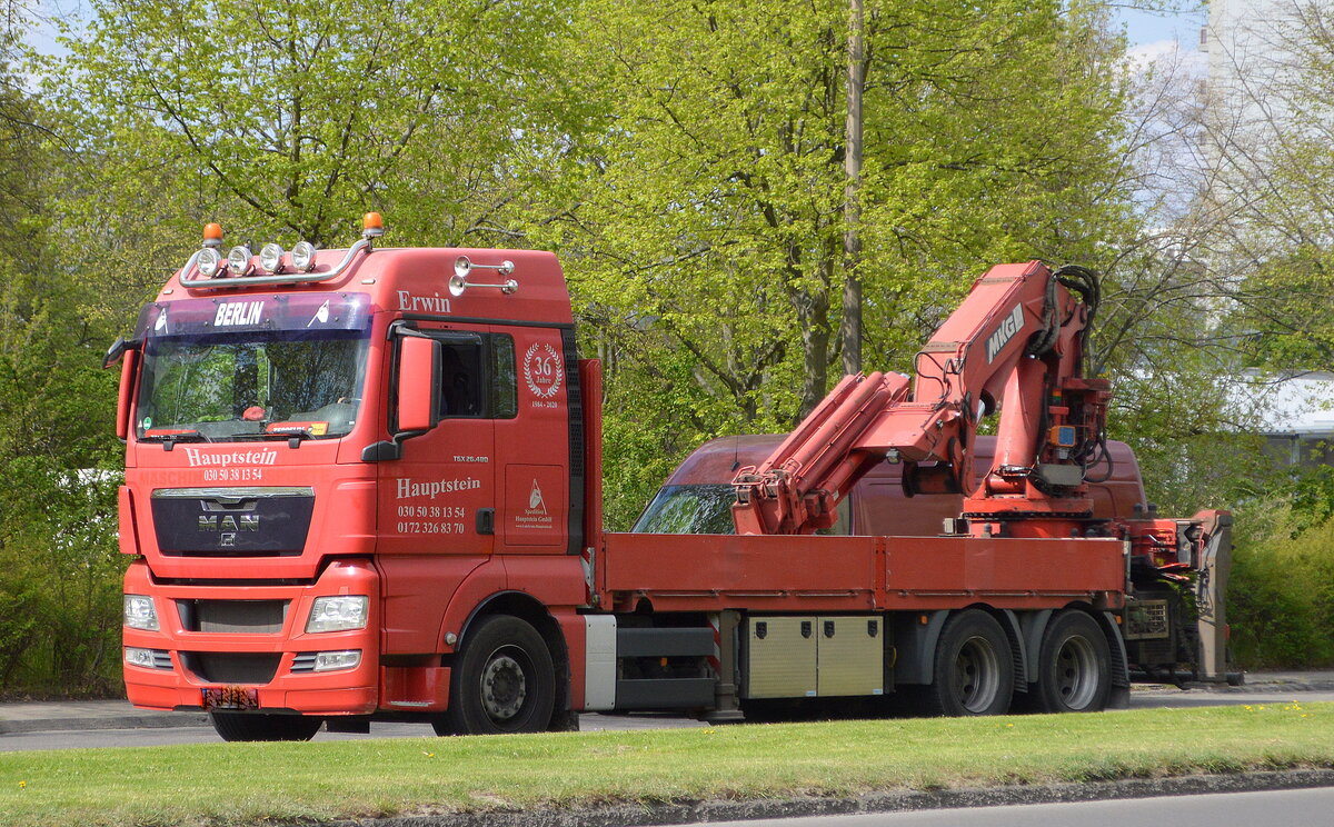 Spedition Hauptstein GmbH mit einem MAN TGX 26.480 Transport-LKW mit großem MGK Heck-Ladekran am 28.04.22 Berlin Marzahn.