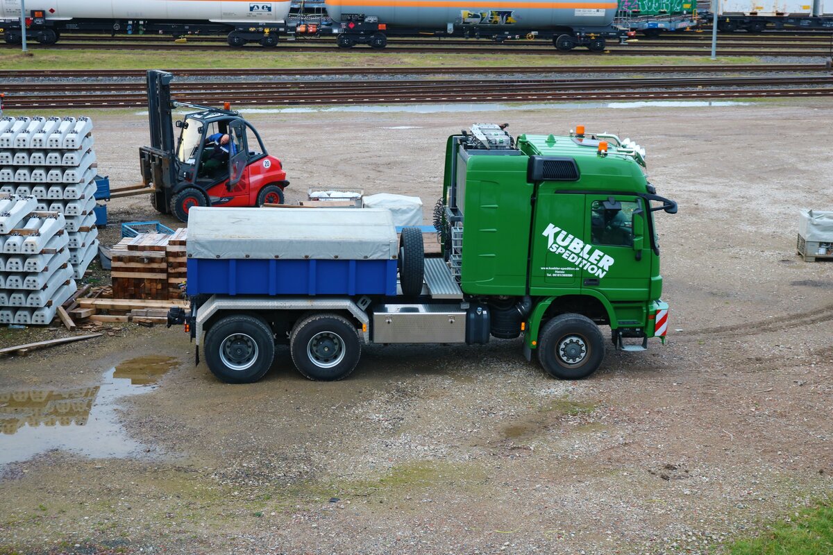 Spedition Kübler Mercedes Benz Actros V8 Schwerlastzugmaschine am 10.01.22 in Frankfurt am Main Hafenbahn Bahnhof Ost von einer Brücke aus fotografiert