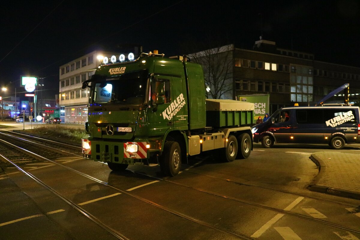 Spedition Kübler Mercedes Benz Actros am 12.01.22 bei einen Schwertransport in Frankfurt am Main