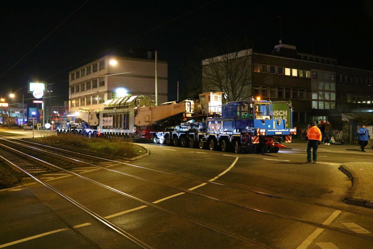 Spedition Kübler Schwertransport Selbstfahrer am 12.01.22 bei einen Schwertransport in Frankfurt am Main