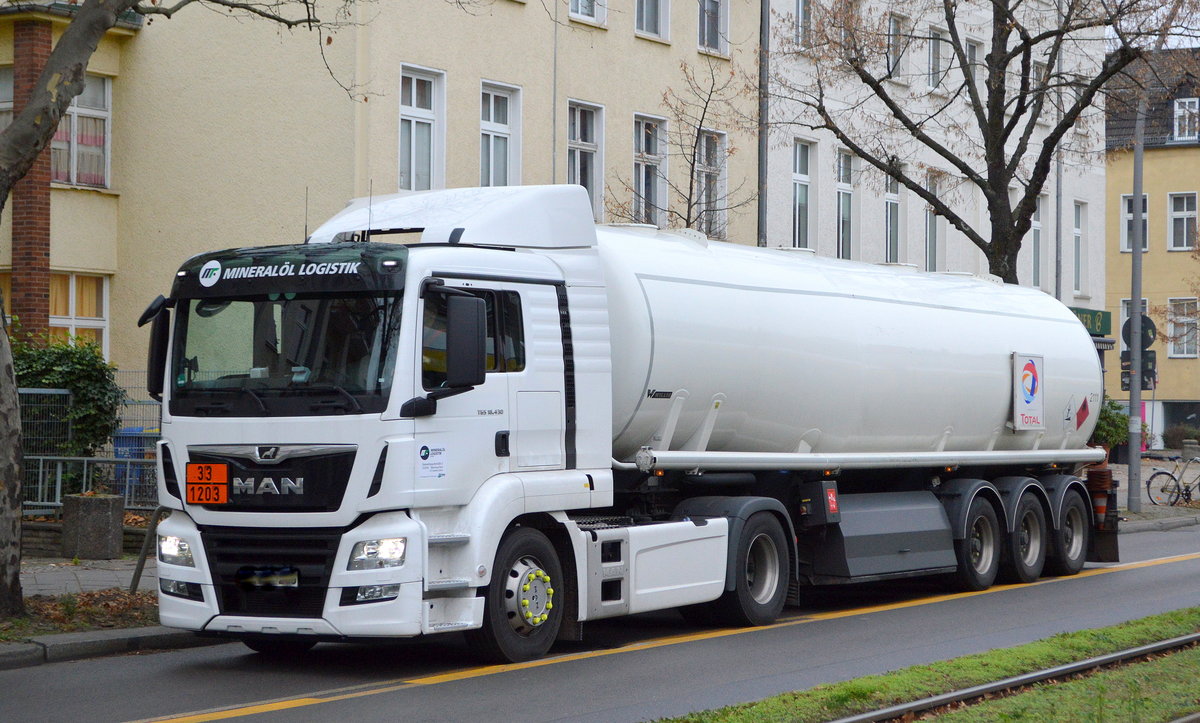 Spedition MF MINERALÖL-LOGISTIK GMBH mit einem Tanksattelzug mit MAN TGS 18.430 Zugmaschine (UN-Nr.: 33/1203 = Benzin) für das Mineralölunternehmen Total SE am 30.11.20 Berlin Karlshorst.