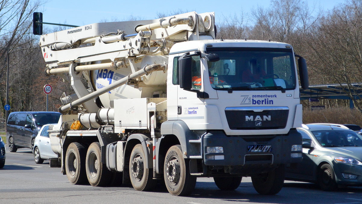 Spenner Zementwerk Berlin GmbH & Co. KG mit einem MAN TGS 35.400 kombiniertes Betonmischfahrzeug mit PUTZMEISTER Typ M 24-3 Betonpumpe am 22.03.21 Berlin Marzahn.