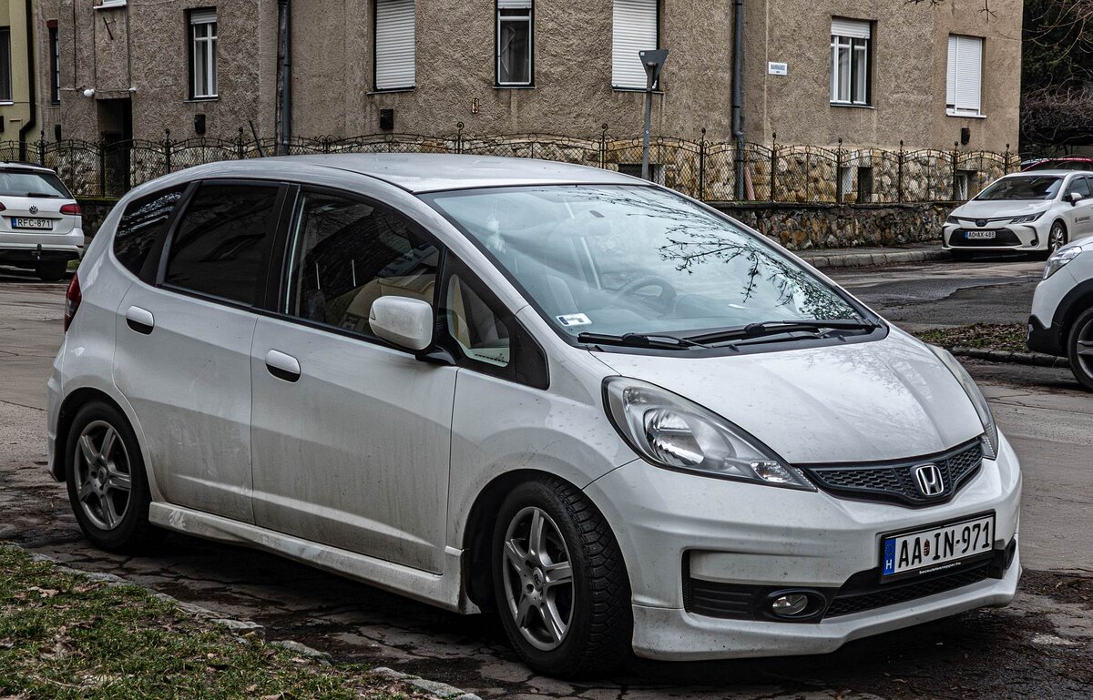 Sportlicher Honda Jazz Mk2, gesehen in Februar, 2026.