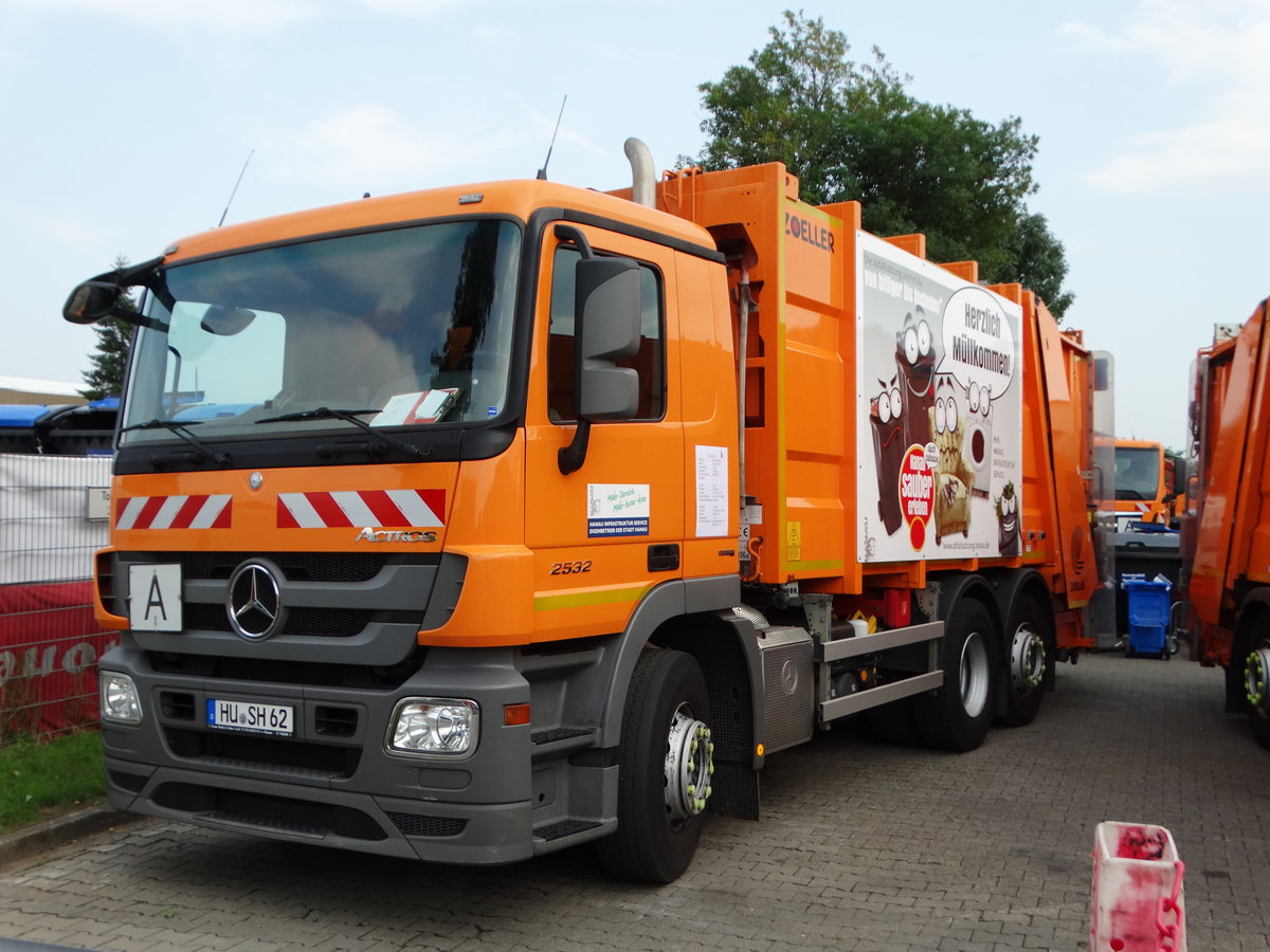 Stadt Hanau Mercedes Benz Actros Müllwagen am 26.08.17 beim Tag der offenen Tür