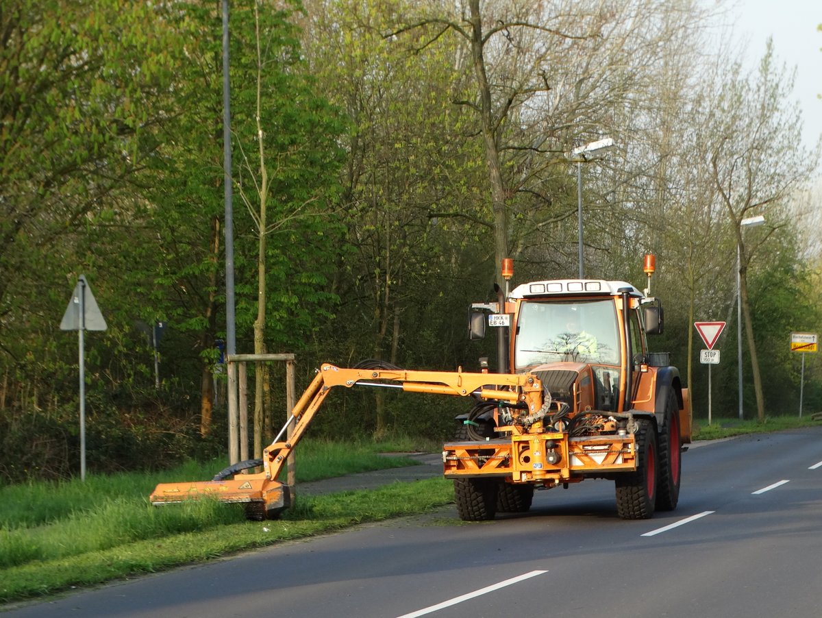 Stadt Maitnal Fendt Vario 312 mäht Rasen am 14.04.16 in Hochstadt