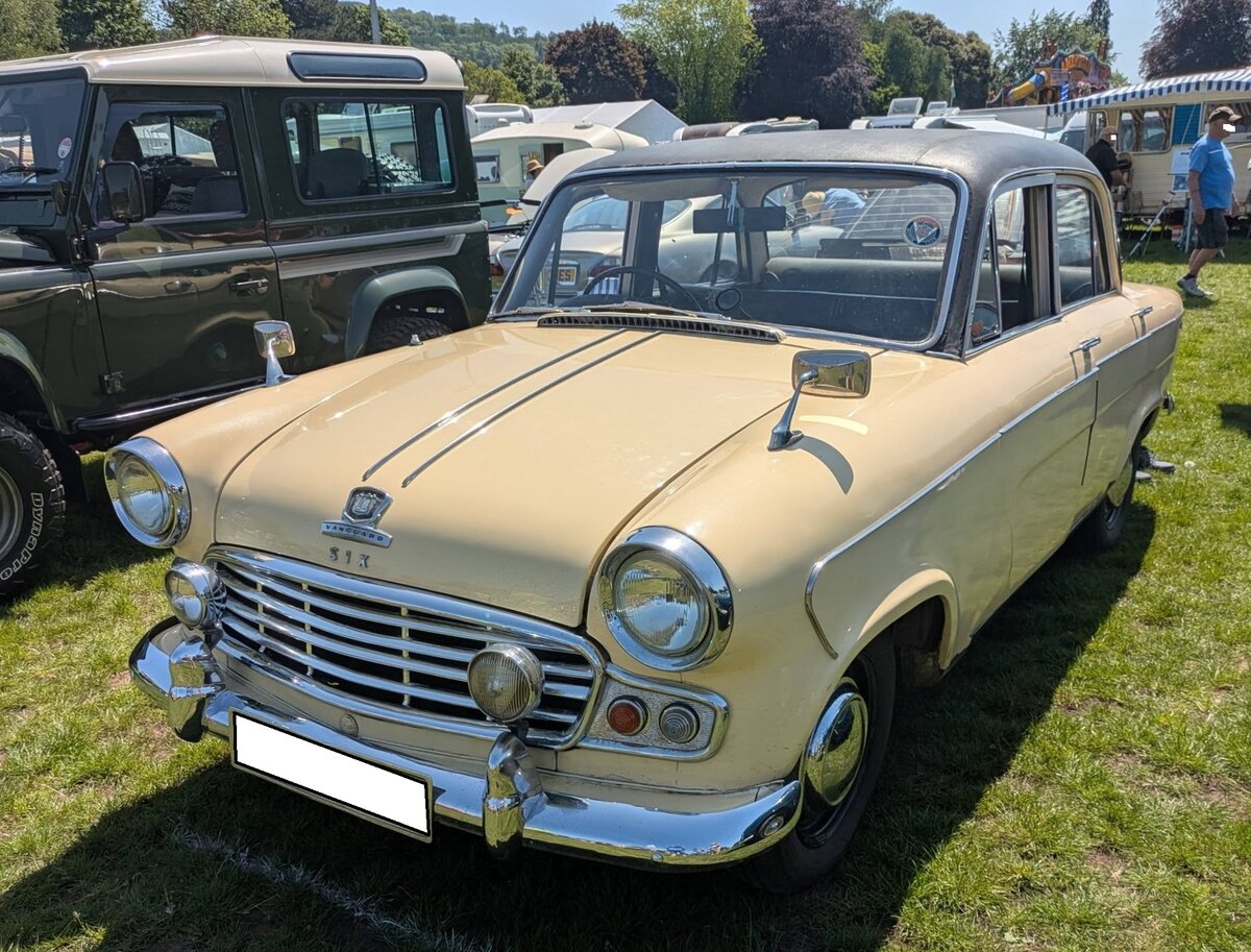 Standard Vanguard Six. Der  Six  kam 1961 als letzte Version der klassischen Vanguard-Reihe auf den Markt. Der  Six  �bernahm das elegante Styling des vorherigen  Vignale-Modells , unterschied sich aber durch andere Embleme vom Vorg�ngermodell. Das Modell war als viert�rige Limousine (Foto), sowie als praktischer Kombi namens Estate erh�ltlich. Der von der Standard-Triumph-Gruppe entwickelte Sechszylinderreihenmotor zeichnete sich durch eine besondere Laufruhe aus. Der Motor hat einen Hubraum von 1998 cm� und leistet 81 PS. Damit waren Fahrleistungen bis zu 150 km/h Geschwindigkeit m�glich. Abergavenny Steam and Vintage Show am 27.05.2023.