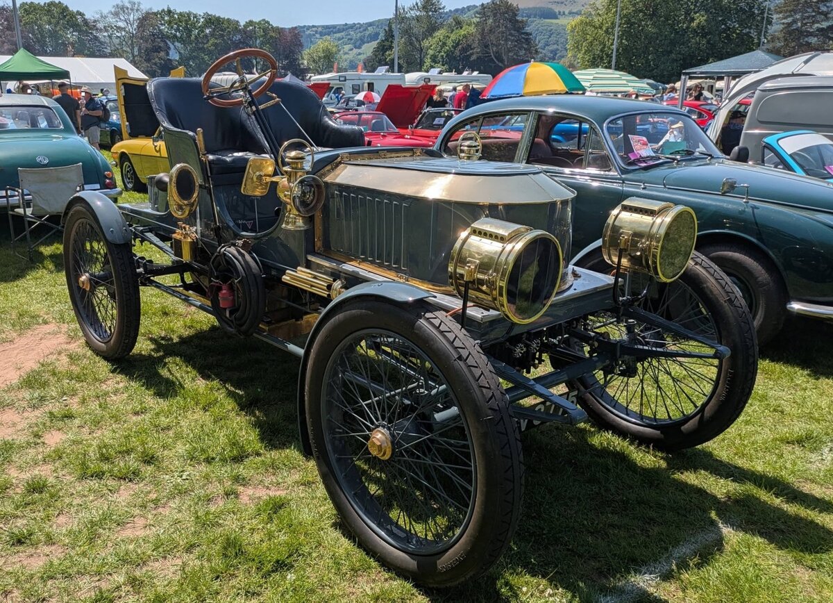 Stanley Steamer Model K, damals im Volksmund  Coffin Nose  (Sarg-Nase) genannt. Die Stanley Dampfautomobile wurden von den Zwillingsbr�dern Francis Edgar und Freelan Stanley in Newton/Massachusetts gebaut. Unter der Motorhaube verrichtete ein sehr vibrationsarmer Zweizylinder-Dampfmotor seinen Dienst. Die Stanley-Dampfwagen waren beeindruckend stark und stellten im Jahr 1906 mit 205,5 km/h einen absoluten Geschwindigkeitsweltrekord f�r Automobile auf. Vielleicht kann jemand aus dem werten Plenum dieser Gruppe meine Angaben erg�nzen? Abergavenny Steam and Vintage Show am 27.05.2023.