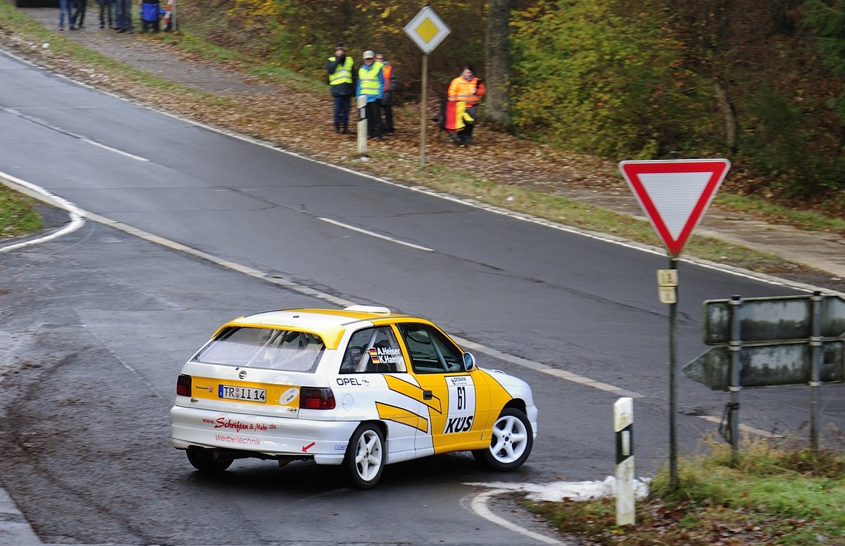 Startnummer 61 Opel Astra F, Andrea Heiser & Katharina Hampe, auf teils noch glaten Asphalt, Youngtimer Rally Köln - Ahrweiler 12.11.2016