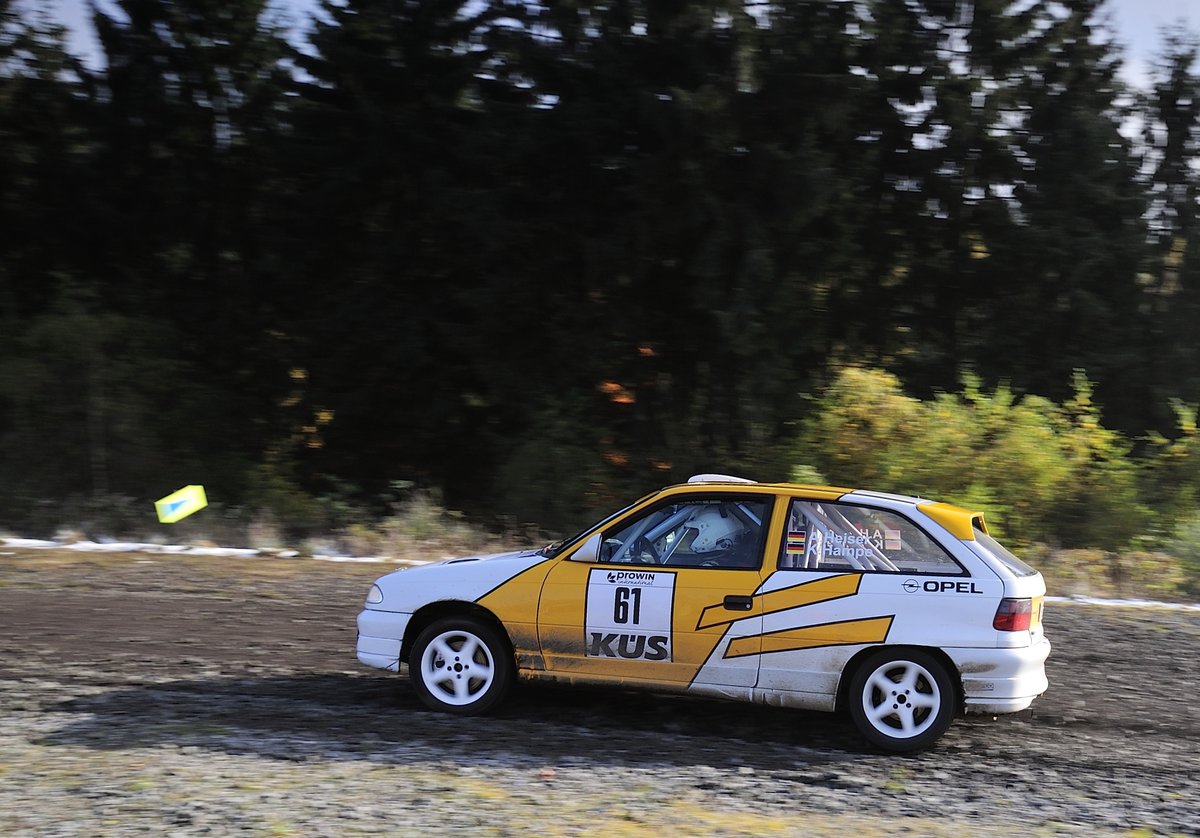 Startnummer 61 Opel Astra F, Andrea Heiser & Katharina Hampe, auf der Schotterpiste am Nürburgring, Youngtimer Rally Köln - Ahrweiler 12.11.2016