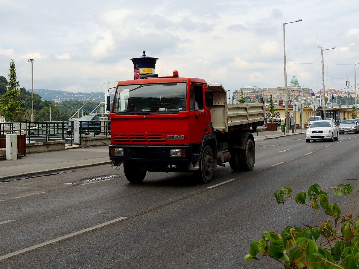 STEYR-15S26 mit Kipperaufbau ist in Budapest im Einsatz; 130827
