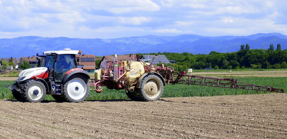 Steyr 4110 Allradschlepper mit Feldspritze bei der Arbeit, Mai 2026