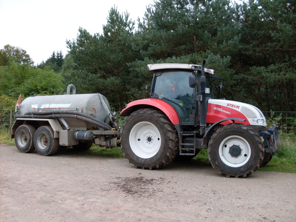 Steyr 4110 Profi auf einem Parkplatz an der B52 am 07.09.2008