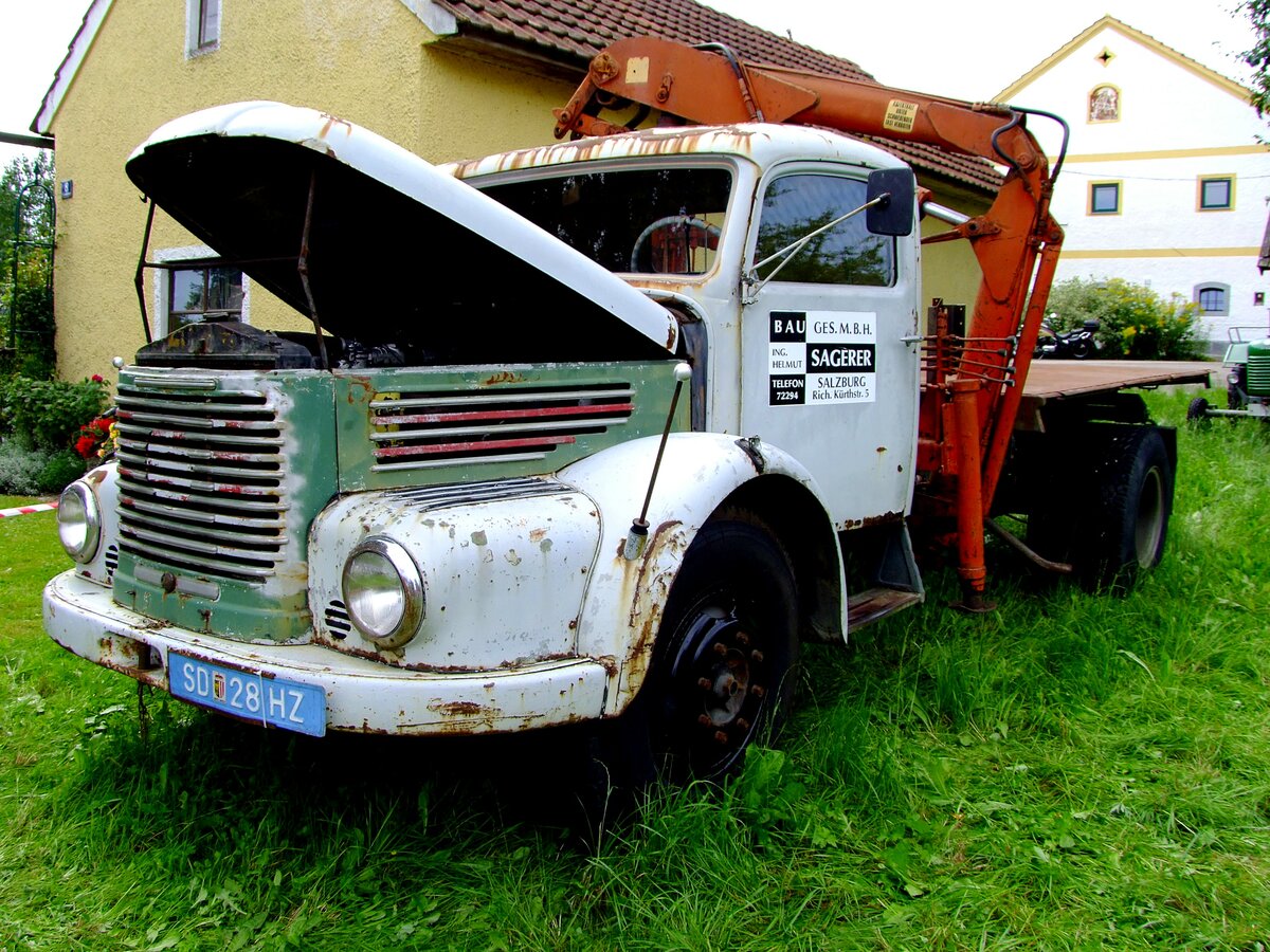 STEYR-480z, Baujahr 1963 mit aufgebautem Hydraulikkran; braucht eine kleine  Verschnaufpause ; 140810