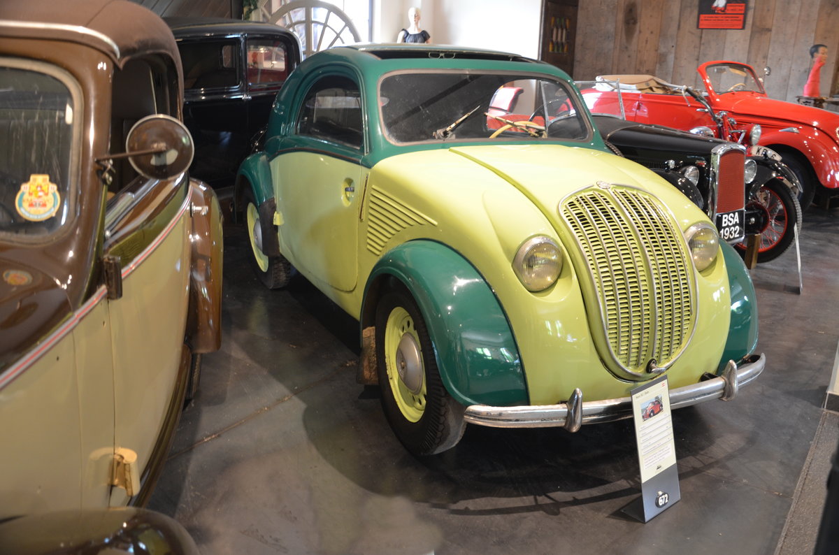 Steyr 50 ein PKW, bei einer Höchstgeschwindigkeit von 90kmh und 22 PS war es für die  Österreicher der VW auch liebevoll auch Baby genannt. Eine besondere Ausstattung war das Stahlschiebedach. Baujahr: 1937, ein 4 Zylinder. Im Traktormuseum Uldingen-Mülhofen am 12.06.2017