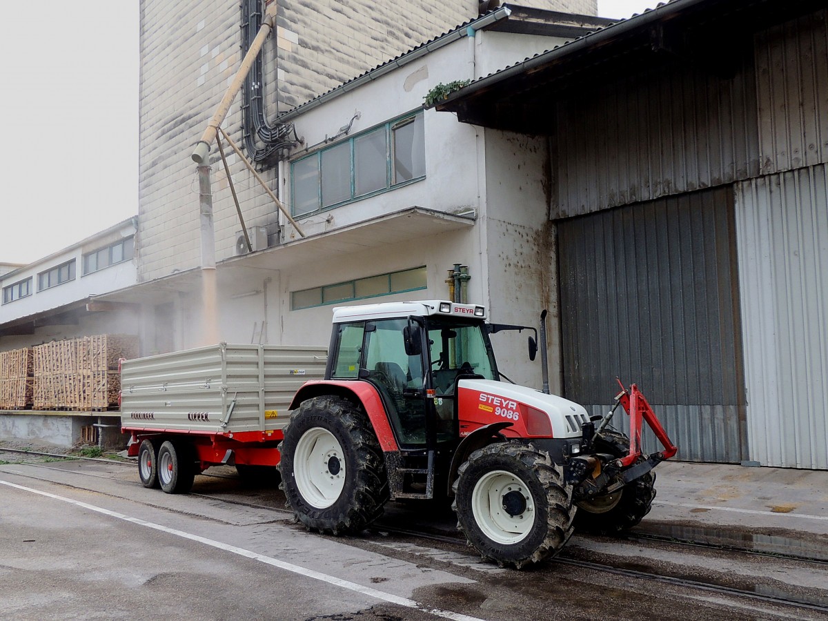 STEYR-9086 holt mit dem Phringer-Kipper Getreide bei einem Lagerhaus; 131030