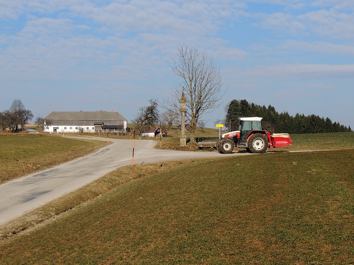 STEYR-975 mit Heckschaufel, passiert im unteren Mühlviertel einen Bildstock; 150310