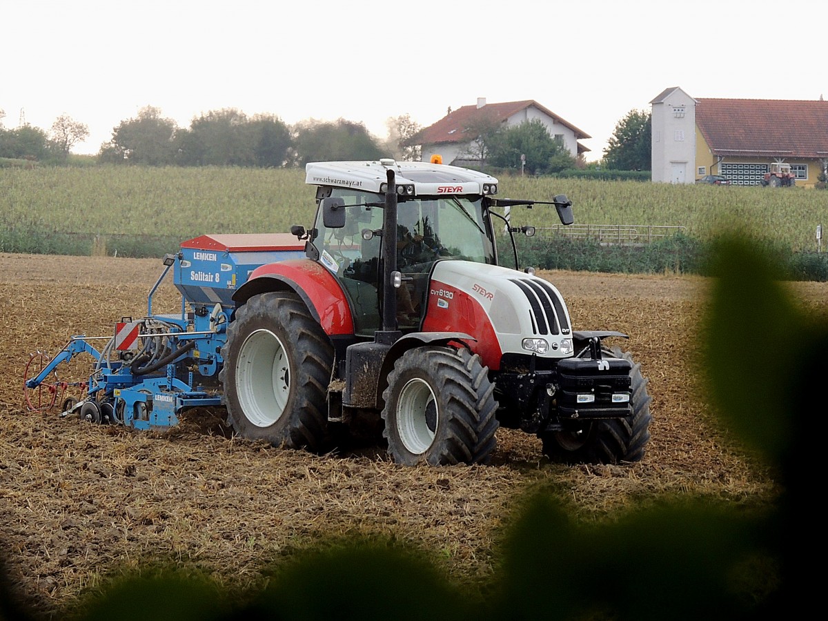 STEYR CVT6130 verrichtet mit der Saatgutmaschine Solitair8 von Lemken Feldarbeiten; 130808