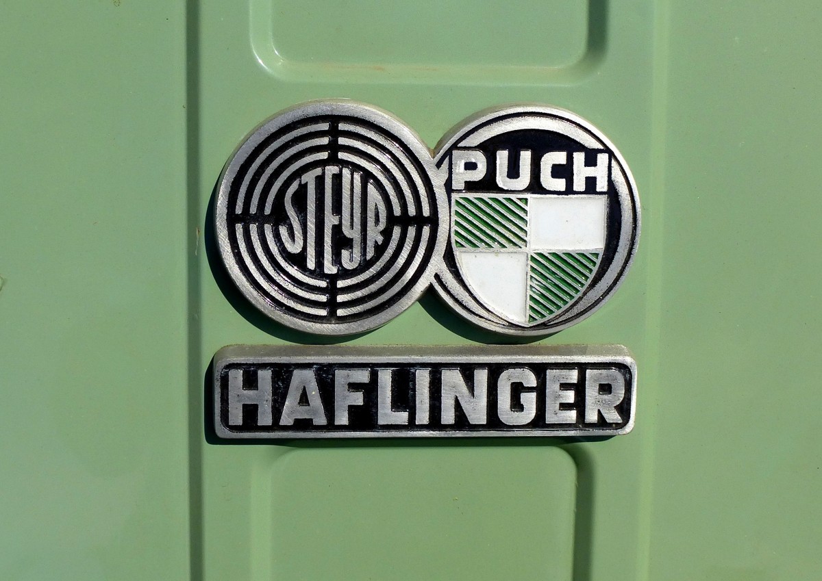 Steyr-Daimler-Puch  Haflinger , Schriftzug und Logo am Khler des leichten Gelndetransporters, das erfolgreiche Fahrzeug mit Allradantrieb wurde in sterreich gebaut von 1959-74 und vorwiegend im militrischen Bereich eingesetzt, Juni 2015
