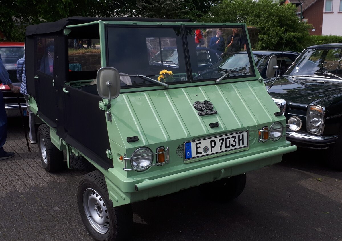 Steyr Puch Haflinger 700AP, auch  Haflinger  genannt. Produziert wurde dieser extrem gel�ndeg�ngige Wagen von 1959 bis 1974. Urspr�nglich war das Modell nur f�r das �sterreichische Bundesheer und die Armee der Schweiz gedacht. Sp�ter wurde das Modell auch an Privatkunden, wie zum Beispiel Bergbauern, verkauft. Der im Heck verbaute, Gebl�se-gek�hlte, Zweizylinderboxermotor leistet 24 PS aus einem Hubraum von 643 cm�. Oldtimertreffen Essen-Burgaltendorf am 10.05.2026. 
