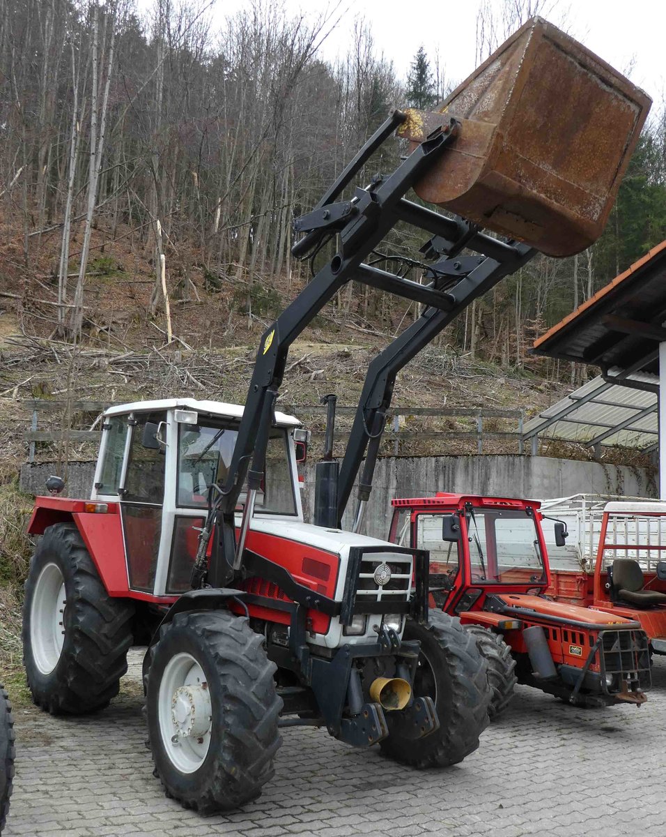 =Steyr steht im April 2019 bei einem Landmaschinenhändler in Siegsdorf