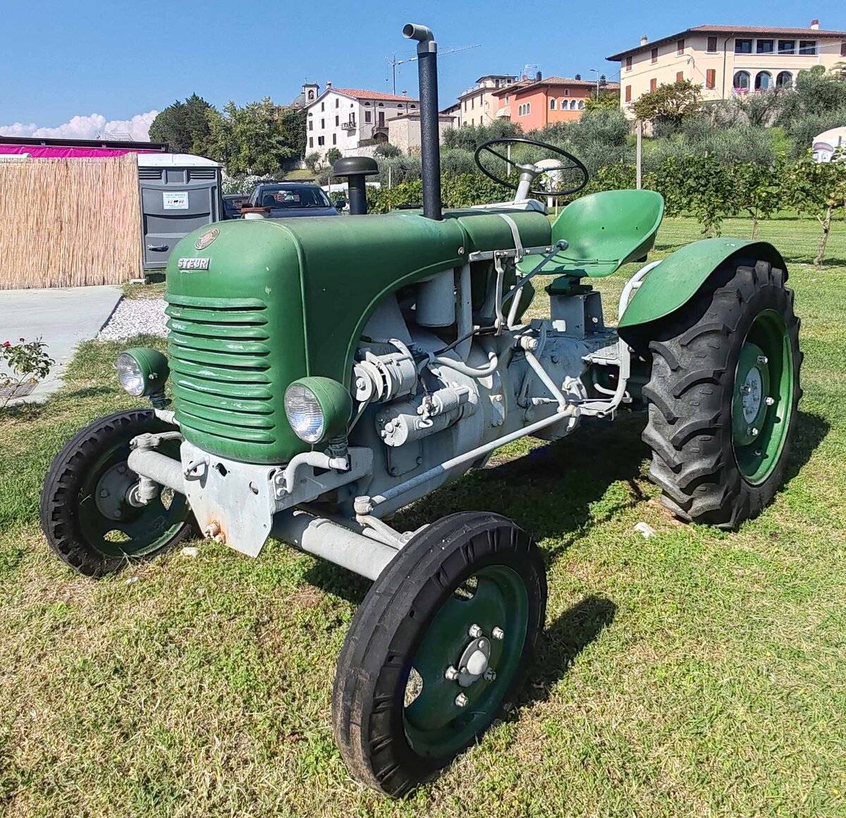 =Steyr, steht auf dem Gelände vom Weingut SCOLARI in Puegnago, 09-2025