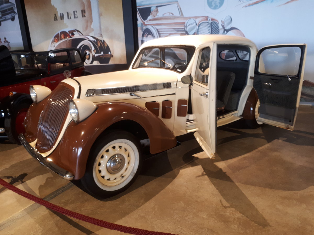 Steyr Typ 220 Limousine. 1937 - 1941. Eine solche Limousine war für RM 5600,00 zu haben. Der sehr leistungsfähige Sechszylinderreihenmotor hat einen Hubraum von 2260 cm³ und leistet 55 PS. Zylinderhaus Bernkastel-Kues am 27.09.2018.