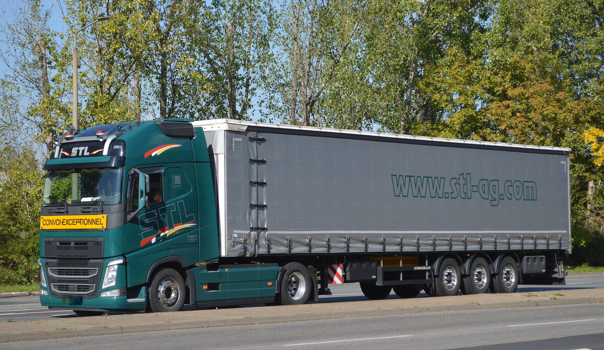STL Logistik AG mit einem Sattelzug mit VOLVO FH 500 Zugmaschine am 30.09.22 Berlin Marzahn.