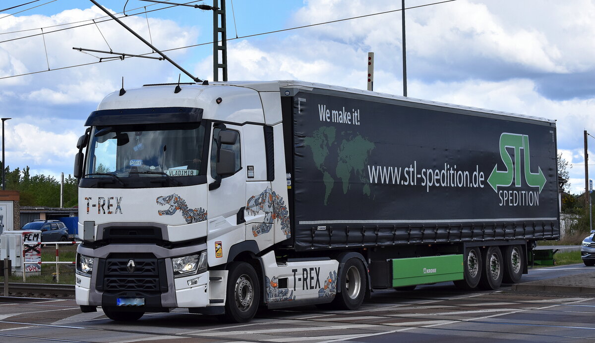 STL Spedition GmbH mit einer optisch tollen RENAUT T Truck 500 Zugmaschine mit Auflieger am 18.04.24 Höhe Bahnübergang Bahnhof Rodleben.