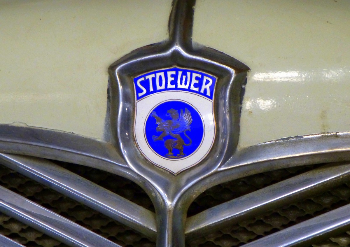 STOEWER, Logo am Khler einer Oldtimer-Limousine, die in Stettin ansssige Firma war bekannt durch ihre Auto-und Fahrradproduktion, bestand von 1858-1945, Okt.2015