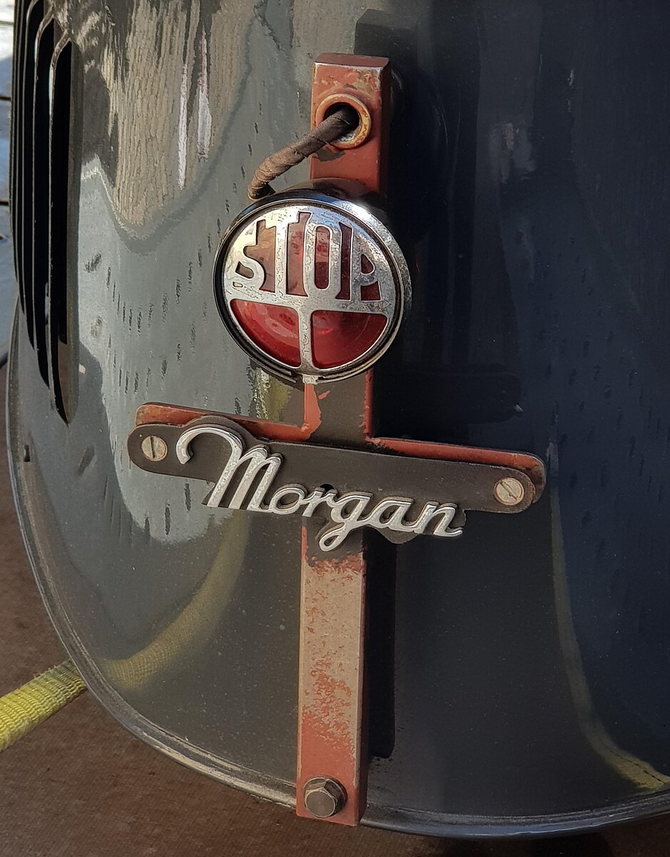 =Stoplicht des Morgan Three Wheeler Super Sport, Bj. 1933, 1050 ccm, 110 PS, gesehen bei der Präsentation der Rennteilnehmer des Rossbergrennens  Edelweiss-Bergpreis  2022 im Markt Berchtesgaden.