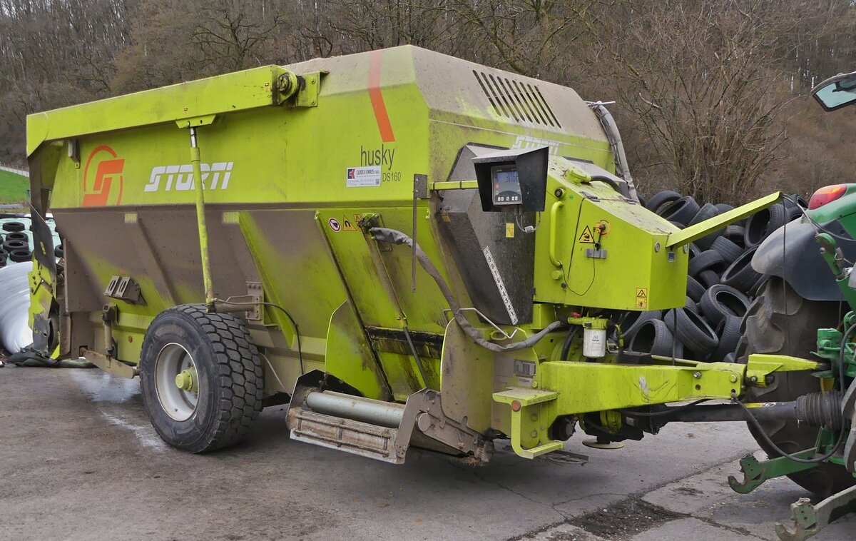 Storti Husky DS 160, Futtermischwagen, steht nahe einem Silo zum beladen bereit. 03.2026