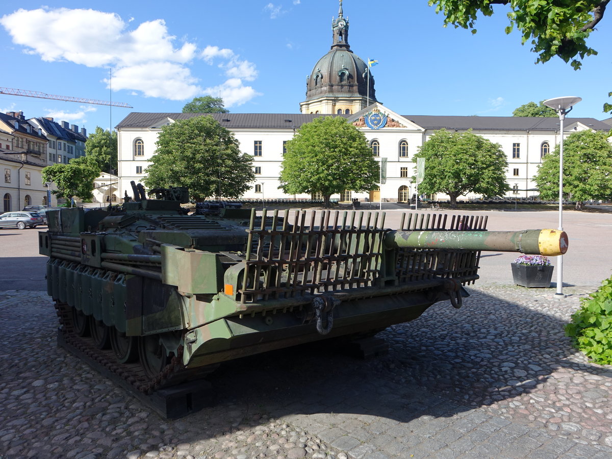 Stridsvagn S Kampfpanzer vor dem Armeemuseum Stockholm, Rolls-Royce-Dieselmotor mit 177 kW,  Royal Ordnance L7 105-mm-L/62-Kanone von Bofors. Ein an jeder Einheit vorhandener Grabschild half beim Eingraben und Deckungsuchen (04.06.2018)