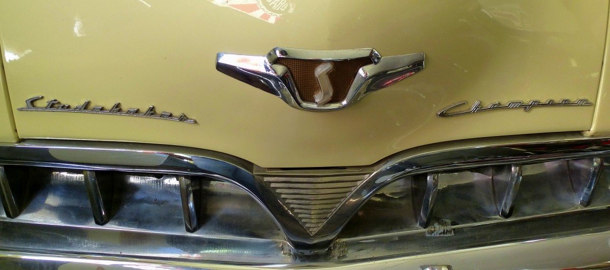 Studebaker Champion, Khler mit Logo und Schriftzug an einem Oldtimer-PKW der US-amerikanischen Fahrzeugfirma, Okt.2015