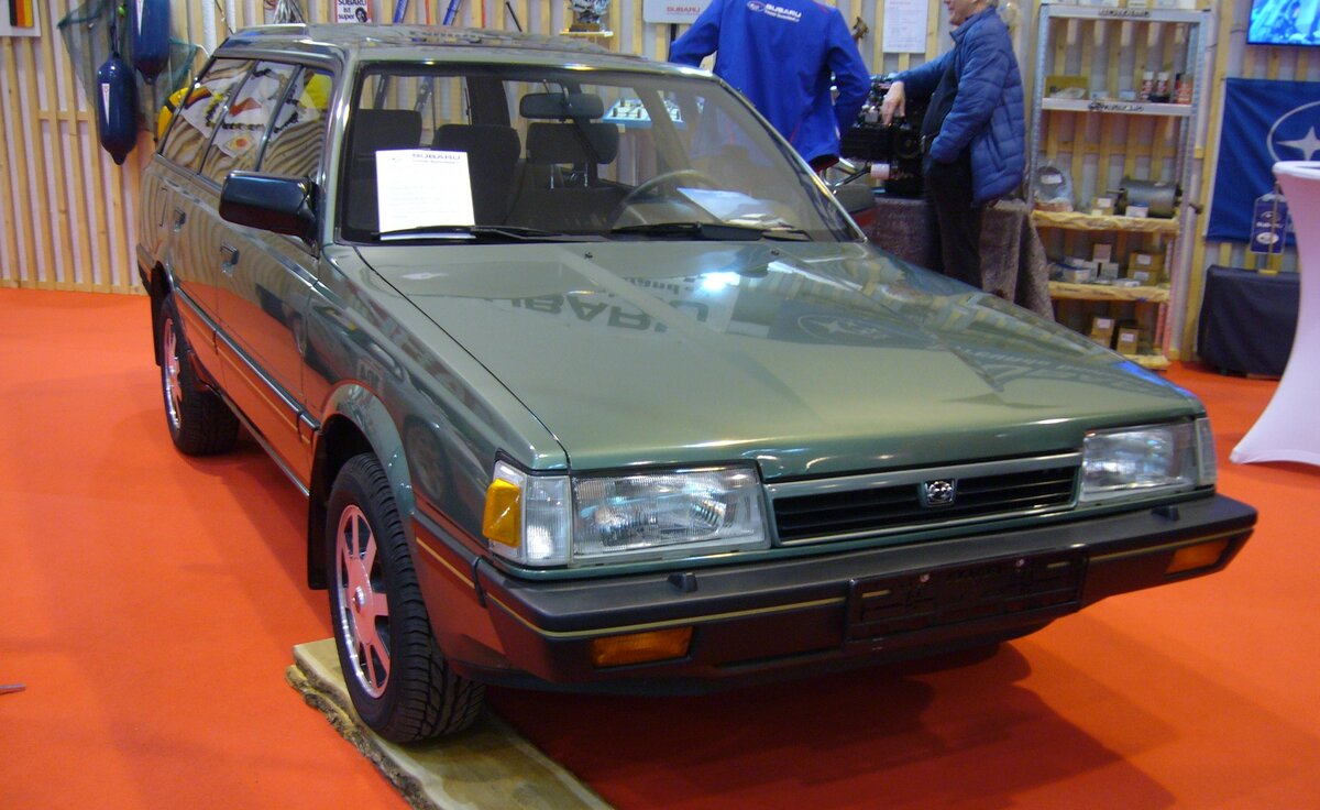 Subaru 1800 Super Station L-Serie aus dem Jahr 1987. Der im Jahr 1981 vorgestellte Subaru 1800 war in die Jahre gekommen. Daher brachte man im Jahr 1985 die Modellreihe 1800 L-Serie auf den Markt. Das Modell war wieder als Coupe, Limousine und Super Station lieferbar. Obligatorisch war natürlich wieder der permanente Allradantrieb. Der Vierzylinderboxermotor aus Leichtmetall hat einen Hubraum von 1781 cm³ und leistet 136 PS. Ein solcher Subaru kostete mindestens DM 23.790,00. Techno Classica Essen am 13.04.2023.