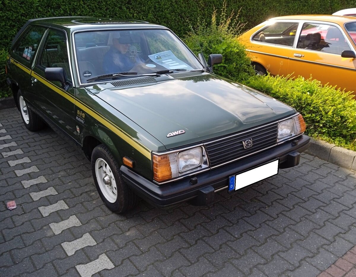 Subaru 1800 Turismo 4WD, wie er von 1979 bis 1985 produziert wurde. Der mit einem Allradantrieb ausgestattete Wagen, war insbesondere bei unseren Nachbarn in der Schweiz und �sterreich ein Verkaufserfolg. Der Vierzylinderboxermotor aus Leichtmetall hat einen Hubraum von 1781 cm� und leistet 82 PS. Der im Farbton moos green lackierte Wagen entstammt dem Modelljahr 1983 und kostete bei seiner Auslieferung DM 19700,00. 