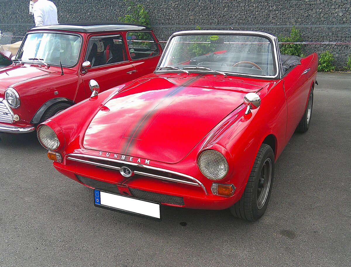 Sunbeam Alpine MK5 aus dem Jahr 1968. Der Sportzweisitzer Alpine wurde 1959 vorgestellt und bis 1968 in insgesamt f�nf Baureihen produziert. Beim MK5 handelt es sich um die letzte Baureihe des  Alpine . Vom MK5 entstanden von 1965 bis zum Produktionsende 19.122 Sportwagen im Werk Ryton. Der Vierzylinderreihenmotor hat einen Hubraum von 1725 cm� und leistet 92 PS. Die H�chstgeschwindigkeit wurde mit 98 mp/h (ca. 158 km/h) angegeben. 10. BCMM ( B ritish C ar M otorcycle M eeting) am 19.07.2026 an Mo´s Bikertreff in Krefeld.