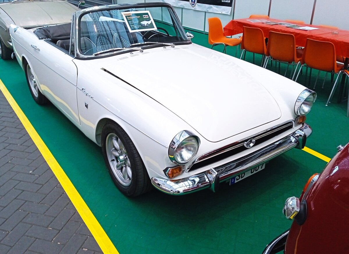 Sunbeam Alpine Tiger MK2. Dieser Alpine Tiger MK2 ist einer von nur 534  Fahrzeugen dieses Typs. Bereits Anfang der 1960´er Jahr hatte die Rootes-Gruppe den Sportwagen Alpine auf den Markt gebracht. Das anfänglich recht  schmalbrüstig  motorisierte  Auto wurde nach und nach leistungsgesteigert. Das stärkste Modell war dann der gezeigte Alpine Tiger MK2, motorisiert mit einem 260 cui (4261 cm³) V8-Motor aus dem Hause Ford/USA. Je nach Kundenwunsch waren Leistungen von 165 PS bis 245 PS möglich. Retro Classics in Essen am 09.04.2026.