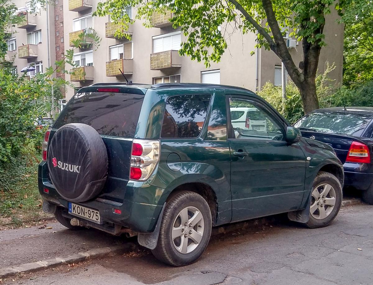 Suzuki Grand Vitara (dreitürer), fotografiert in Pécs (HU), Sommer, 2019.