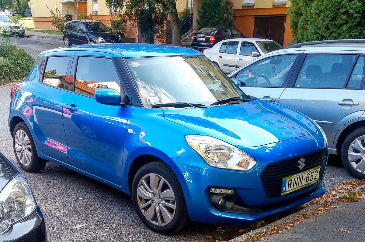 Suzuki Swift in blau, aufgenommen in August, 2019. Standort: Pécs, HU.