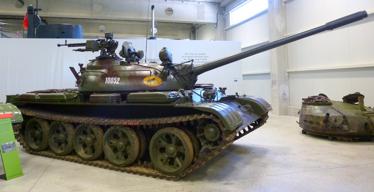 T-55, Kampfpanzer aus der Sowjetunion, 12-Zyl.Diesel mit 580PS, Vmax.50Km/h, gebaut seit 1958, mit über 100.000 Stück der meistgebaute Panzer weltweit, Militärmuseum Pivka, Juni 2016