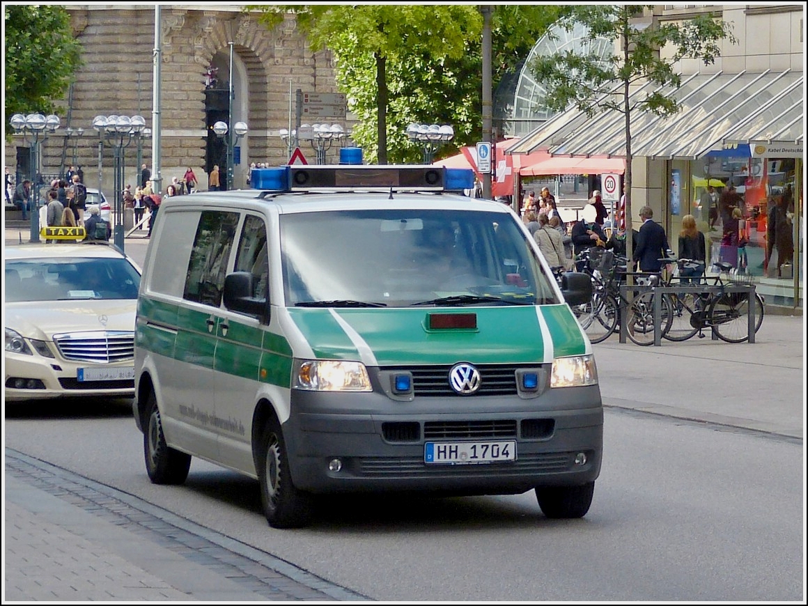 T5 der Zollbehrde auf Kontrollfahrt in den Straen von Hamburg. 19.09.2013